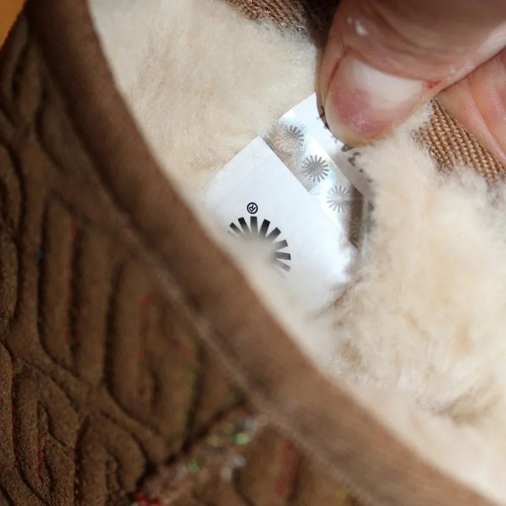 NIB UGG GIRL'S CLASSIC SHORT GRAPHIC STITCH LOGO‎ WINTER BOOTS CHESTNUT